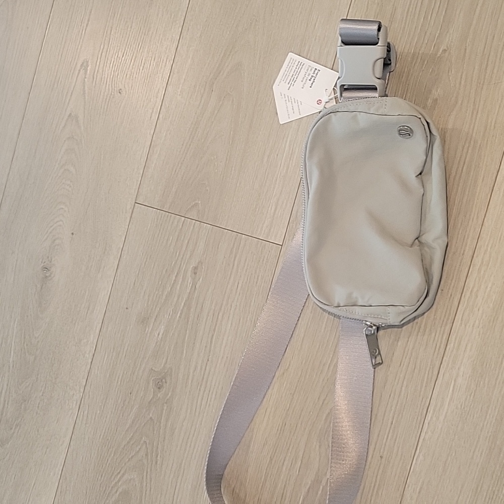 NWT- Lululemon Everywhere Belt Bag